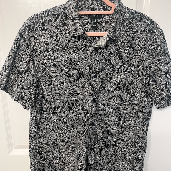Forever 21 Monochrome Floral Men's Shirt - Picture 3 of 7